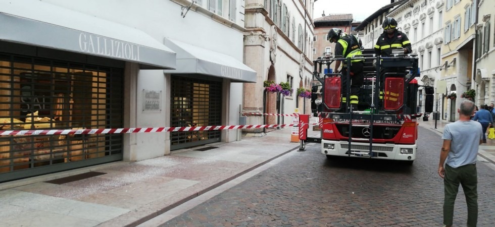 Cade dell'intonaco dal cornicione di un palazzo in centro, colpita una signora